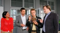 Die Rosenheim-Cops – Als die gestohlene Ikone auftaucht, nimmt der Fall eine überraschende Wende für Kommissar Hansen (Igor Jeftic, 2.v.l.), Polizist Michael Mohr (Max Müller, 2.v.r.) und Kommissar Hartl (Michael A. Grimm, r.), was auch Sekretärin Stockl (Marisa Burger, l.) besonders interessiert.