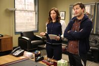 Brooklyn Nine-Nine – Gina (Chelsea Peretti) und Jake (Andy Samberg)