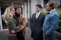 Der letzte Bulle – Können Mick (Henning Baum, r.) und Andreas (Maximilian Grill, 2.v.r.) den Aussagen der beiden Nachttanker Nina Hummel (Barbara Lanz, l.) und Holger Roth (Simon Eckert, 2.v.l.) trauen?; Können Mick (Henning Baum, r.) und Andreas (Maximilian Grill, 2.v.r.) den Aussagen der beiden Nachttanker Nina Hummel (Barbara Lanz, l.) und Holger Roth (Simon Eckert, 2.v.l.) trauen?