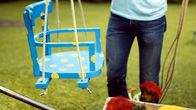 GartenKULT – "GartenKULT", "KinderGarten (10)." Ein Garten für die Wichtigsten in unserer Gesellschaft: die Kinder. Josef Starkl erklärt welchePflanzen giftig sind und sich nicht in einem KinderGarten wiederfinden sollten. Es werdenpraktische Anleitungen gegeben wie wir mit unseren Kinder spielerisch den Garten erobernkönnen. Es werden Schaukeln gebastelt, Pflanzen gesetzt, eine Naschhecke für Kinderangelegt und vieles mehr. Den Kindern spielerisch die Liebe zum Garten zu vermitteln - darumdreht sich der KinderGarten bei GartenKULT.