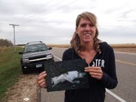 Geheimakte Wildnis – Alexandria, Minnesota, USA - Lacey Ilse with her photograph of the beast. She found the mystery roadkill just down the road from her home.