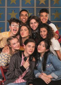 Spotlight – Staffel 4, l-r: Tim (Moritz Schirdewahn), Greta (Chiara Tews), Sam (Jerome Weinert), Emily (Nevena Schöneberg), Mads (Mike Leon Lichtenberg), Milan (Simon Zeller), Nele (Alexandra Herbst), Lotte (Jesina Amweg), Rocco (Malcom Meckert)