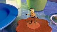 Bee Movie - Das Honigkomplott – "Bee Movie - Das Honigkomplott", 'DreamWorks'-Animation ('Shrek', 'Madagascar') vom Feinsten. Kultkomiker Jerry Seinfeld ist als Produzent und Drehbuchautor Garant dafür, dass der Film nicht nur jungen Sehern, sondern der ganzen Familie honigsüße Comedy-Kost zu bieten hat. Die abenteuerlustige Biene Barry B. Benson hat gerade das College absolviert. Jetzt will Barry mehr vom Leben, als tagtäglich Honig zu sammeln. Kurzerhand verlässt er seinen in New Yorks Central Park gelegenen Bienenstock. Als er die liebenswürdige Floristin Vanessa kennenlernt und bricht mit dem größten Tabu des Bienenvolks und spricht mit ihr. Mit der Hilfe seiner neuen Freundin zieht Barry vor den Obersten Gerichtshof, damit Menschen die emsigen Bienen nicht weiter ihres Honigs berauben.