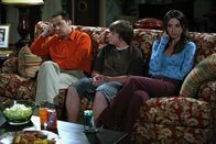 Two and a Half Men – Herb, der Mann von Alans (Jon Cryer, l.) geschiedener Frau Judith, nimmt ihn gegen Judiths (Marin Hinkle, r.) Willen auf, hält aber die bedrückte Stimmung nicht aus und betrinkt sich bei Charlie. Jake (August T. Jones, M.) versucht zu vermitteln ...