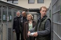 Großstadtrevier – Angeblich retten Johanna Ritter (Dana Golombek von Senden, 2.v.r.) und Niklas Klein (Bjarne Meisel, r.) Straßenhunde aus Osteuropa. Doch Helmut Husmann (Torsten Münchow, l.) und Lukas Petersen (Patrick Abozen, 2.v.l.) ermitteln hier wegen illegalen Hundehandels.