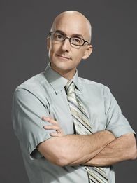 Community – (6. Staffel) - Rektor Craig Pelton (Jim Rash) legt der "Rettet Greendale"-Gruppe mit seinen exzentrischen Anfällen so manchen Stein in den Weg ...