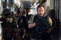 Green Zone – Major Briggs (Jason Isaacs) stürmt gemeinsam mit seinem Team eine geheime Zusammenkunft hochkarätiger Saddam-Vertrauter.