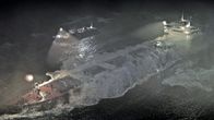 In Seenot – Bei der vorangegangenen Rettungsaktion platzierte Kapitän Philip Corl die SS Marine Electric senkrecht zum Wellengang, um das deutlich kleinere Schifferboot Theodora (links) vor deren Wucht zu schützen.