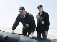Navy CIS – Unfall oder Brandstiftung? DiNozzo (Michael Weatherly, l.) und Bishop (Emily Wickersham, r.) untersuchen ein Schiff der US-Marine, auf dem ein Feuer ausgebrochen ist ...