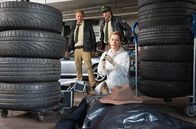 Hubert und Staller – Hubert (Christian Tramitz, l.) und Staller (Helmfried von Lüttichau, r.) haben den Besitzer der Tankstelle tot aufgefunden. Dr. Anja Licht (Karin Thaler, vorne) untersucht die Tatwaffe: einen Schraubenschlüssel.