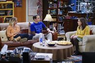 The Big Bang Theory – (v.l.n.r.) Kaley Cuoco als Penny), Jim Parsons als Sheldon Cooper und Mayim Bialik als Amy Farrah Fowler
