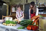 Zu Tisch ... – Stéphanie und ihre Mutter Annie bereiten die Garbure vor.