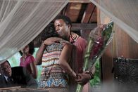Death in Paradise – Curtis (Ray Fearon) tröstet Avita (Sarita Choudhury).