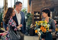 Rote Rosen – ARD ROTE ROSEN FOLGE 1310 Uhr im ERSTEN. Merle (Anja Franke, r.) überlegt vor Carla (Maria Fuchs, l.) und Torben (Joachim Kretzer, M.), sich von einem Geschäftszweig zu trennen.