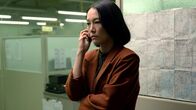Tokyo Vice – Die Redakteurin Eimi (Rinko Kikuchi) arbeitet an einer Story zu Frauenmorden.