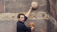 Terra X: Eine kurze Geschichte über... – Am Freiburger Münster zeigt Mirko Drotschmann, wie groß damals ein Brot sein sollte. Mittelalterlicher Verbraucherschutz sozusagen.