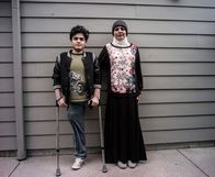 Es war einmal im Irak – Mustafa Ahmed Abed und Um Mustafa Nidhal. Mustafa erlitt schwere Verletzungen als Folge eines der frühen Luftangriffe auf Falludscha im November 2004.