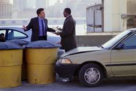 Spurwechsel – "Viel Glück beim nächsten Mal." Gavin (Ben Affleck) lässt Doyle (Samuel L. Jackson) mit einem Totalschaden am Unfallort zurück.