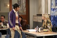 The Big Bang Theory – Zwei Single in einer Welt voller scheinbar glücklicher Paare: Raj (Kunal Nayyar, l.) und Ramona (Riki Lindhome, r.) ...