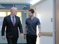 Atlanta Medical – Marshall Winthrop (Glenn Morshower, l.); Dr. Conrad Hawkins (Matt Czuchry, r.)