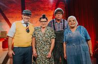 Comedy-Scheune – v.r.n.l.: Mit neuen Folgen öffnen Alois und Elsbeth Gscheidle (Marcus Neuweiler / Birgit Pfeiffer) mit Hillu’s Herzdropfa (Franz Auber / Hillu Stoll) die Tore der Comedy Scheune.