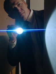 People Magazine: Investigativ – Detectives look through the Whitakers home to find any clues.