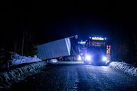 Ice Road Rescue - Extremrettung in Norwegen – Overhalla, Norway - Total picture of the accident. The Towing Truck and the Truck in the ditch. The truck is blocking the road.