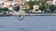 Länder - Menschen - Abenteuer – Bryan Eaton beim Abheben mit seinem "Fliegenden Beiboot" im Hafen der Stadt Horta auf der Insel Faial.