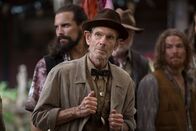 Outsiders – L-R: Mark Jeffrey Miller als Krake
