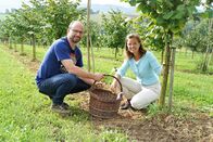 Hoagascht – Moderatorin Christina Oemmer mit Kernhofbesitzer Franz Kaip