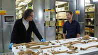 Deutschland in ... – Der Archäologe Dr. Jörg Orschiedt (l.) zeigt Mirko Drotschmann (r.) untersuchte Schädel und Knochen aus den Schachtgruben des Heiligtums in Pömmelte.