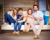 Mia und der weiße Löwe – (v.l.n.r.) Alice Owen (Mélanie Laurent); Mick Owen (Ryan Mac Lennan); Mia Owen (Daniah De Villiers); John Owen (Langley Kirkwood)