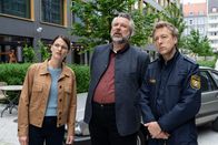 Die Rosenheim-Cops – Polizeihauptmeister Mohr (Max Müller, r.) informiert die Kommissare Beck (Michaela Weingartner, l.) und Stadler (Dieter Fischer, M.) über erste Erkenntnisse zum Mord an Schorsch Schöpfer.