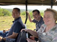 Verrückt nach Meer – Safari-Ausflug in den Inkwenkwezi Park in der Nähe von East London, Südafrika, mit den "Kreuzfahrt-Häuptlingen" der "Weißen Lady", Kapitän Robert Fronenbroek, Hotelmanager Marc Hermes und Kreuzfahrtdirektorin Manuela Bzdega.
