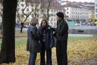 About Saturday – Klara (Darin Hagi, M.) will ihr Leben wieder normal weiterleben und geht deshalb mit ihren Freunden Mo (Kayd Wacays, r.) und Lotte (Hanna Heider Hov, l.) in ihre Stammbar. Doch dort macht sie eine schreckliche Entdeckung, die ihr viel Überwindung abverlangt.