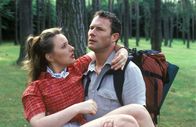 Sechserpack – Die Hochzeitsreise - der Urlaub für verliebte Turteltauben schlechthin. Kuscheln, Knutschen, die Braut über die Schwelle tragen... Hallo! Über die Schwelle!!! (Nina Vorbrodt, l. und Hanno Friedrich, r.)
