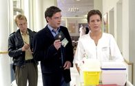 Die Rosenheim-Cops – Krankenschwester Hanni Rogler (Marianna Linden) ahnt, dass Kommissar Christian Lind (Tom Mikulla, mi.)und sein Kollege Michi Mohr (Max Müller) nicht locker lassen und ihre ehemalige Affäre mit dem Stationsarzt ans Licht kommen wird.