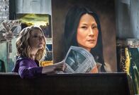 Elementary – Das Gemälde, das Jamie Moriarty (Natalie Dormer) in ihrer Gefängniszelle von Joan Watson angefertigt hat, ist der Ermittlerin wie aus dem Gesicht geschnitten ...