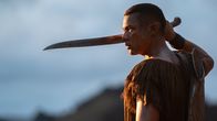 Der Herr der Ringe: Die Ringe der Macht – Nach seinem Zusammentreffen mit dem Ork-Anführer Adar kehrt Arondir (Ismael Cruz Córdova) zu den Dorfbewohnern um Bronwyn zurück.