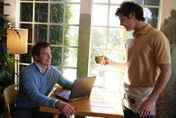 Desperate Housewives – Während Susan kreativ wird, um Mike finanziell unter die Arme zu greifen trifft Patrick Logan (John Barrowman, l.) auf Danny (Beau Mirchoff, r.) ...