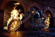 Ghost Rider – Das ist nennt man wohl eine heiße Maschine! Sein neuer Arbeitgeber, der Teufel, stattet Johnny Blaze mit ein paar netten Accessoires aus ...