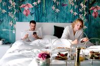 Jackpot – Maren (Rosalie Thomass) und Dennis (Friedrich Mücke) verstecken sich in einem Hotel. Und wo sie gerade so viel Geld in ihrem Besitz haben, lassen sie es sich richtig gutgehen.