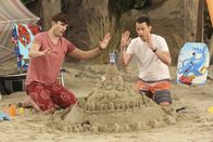 Two and a Half Men – Bekommen übers Wochenende zur Probe ein Pflegekind: Walden (Ashton Kutcher, l.) und Alan (Jon Cryer, r.). Werden sie dem Jungen gerecht werden können?