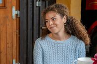 Sturm der Liebe – Ana (Soluna-Delta Kokol, r.) besteht gegenüber Wilma darauf, dass ihr Herz Philipp gehört.