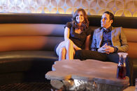 Castle – Kate Beckett (Stana Katic, l.) macht sich undercover an den zwielichtigen Marvin 'Oz' Osminkowski (Wilmer Calderon, r.) heran. Hat er etwas mit dem Mord an dem Multimillionär Jay Hixton zu tun?