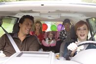So spielt das Leben – Peter (Hayea MacArthur, l.) und seine Frau Alison (Christina Hendricks, r.) haben sich in den Kopf gesetzt, ihre Freunde Holly (Katherine Heigl, h.l.) und Eric (Josh Duhamel, h.r.), die Paten ihrer Tochter Sophie (Alexis oder Brynn oder Brooke Clagett), zu verkuppeln. Doch die beiden können sich partout nicht ausstehen...