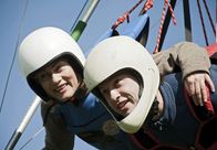 Fliegen lernen – Hendrik (Franz Dinda, rechts) und Eva (Gesine Cukrowski) machen gemeinsam einen Drachenflug.