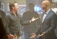 Lethal Weapon – Mit seinem unbeherrscht aggressiven Verhalten im Einsatz setzt Riggs (Clayne Crawford, l.) seine Polizeimarke aufs Spiel. Kann Murtaugh (Damon Wayans, r.) ihn zur Vernunft bringen?