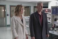 Navy CIS – Jack Sloane (Maria Bello, l.); Leroy Jethro Gibbs (Mark Harmon, r.)