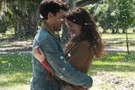 Beautiful Creatures – Allen Widerständen zum Trotz halten Ethan (Alden Ehrenreich, l.) und Lena (Alice Englert, r.) an ihrer Liebe fest, und die junge Hexe lässt es für ihren Liebsten sogar im Sommer schneien ....